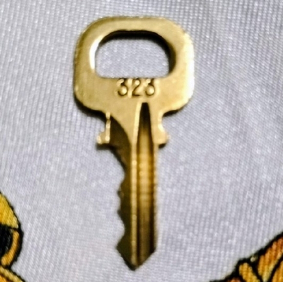 LOUIS VUITTON  Authentic Padlock and Key 🔐# 323 - Picture 3 of 7